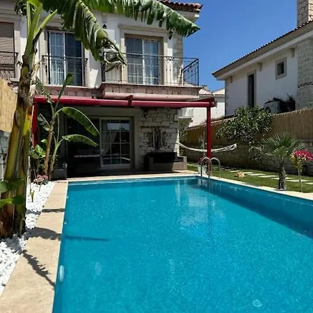 Alacati Da Oezel Havuzlu Luex