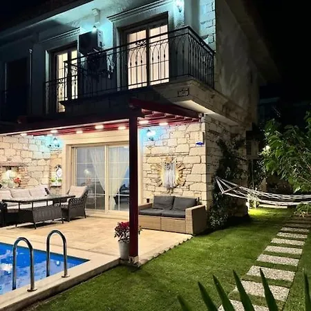 Alacati Da Oezel Havuzlu Luex Çeşme