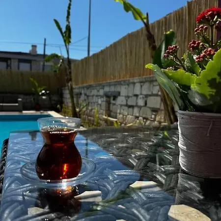 Alacati Da Oezel Havuzlu Luex Çeşme