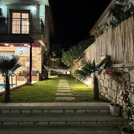 Alacati Da Oezel Havuzlu Luex *