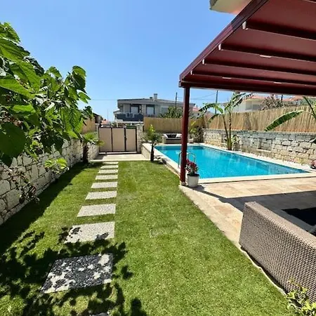 Alacati Da Oezel Havuzlu Luex Çeşme