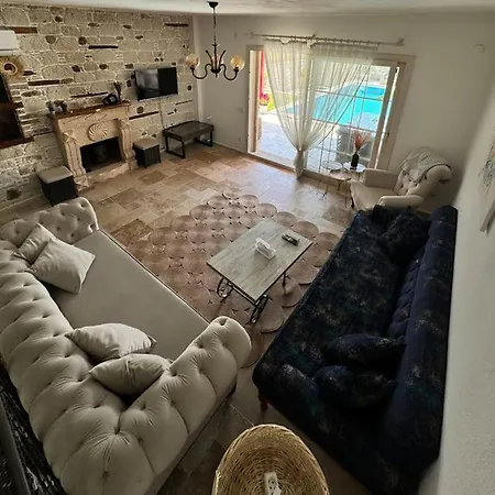 Alacati Da Oezel Havuzlu Luex