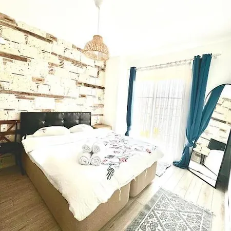 Alacati Da Oezel Havuzlu Luex Çeşme