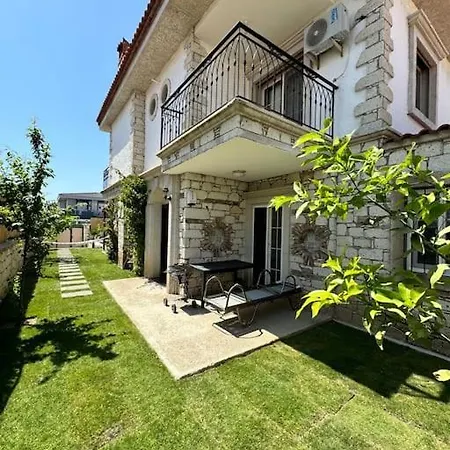Alacati Da Oezel Havuzlu Luex *
